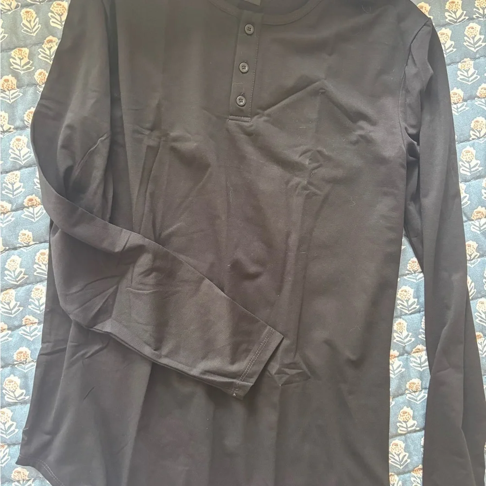Cuts AO Curve-Hem Henley Medium Black PYCA Pro Long Sleeve Athleisure NWOT - Picture 6 of 7